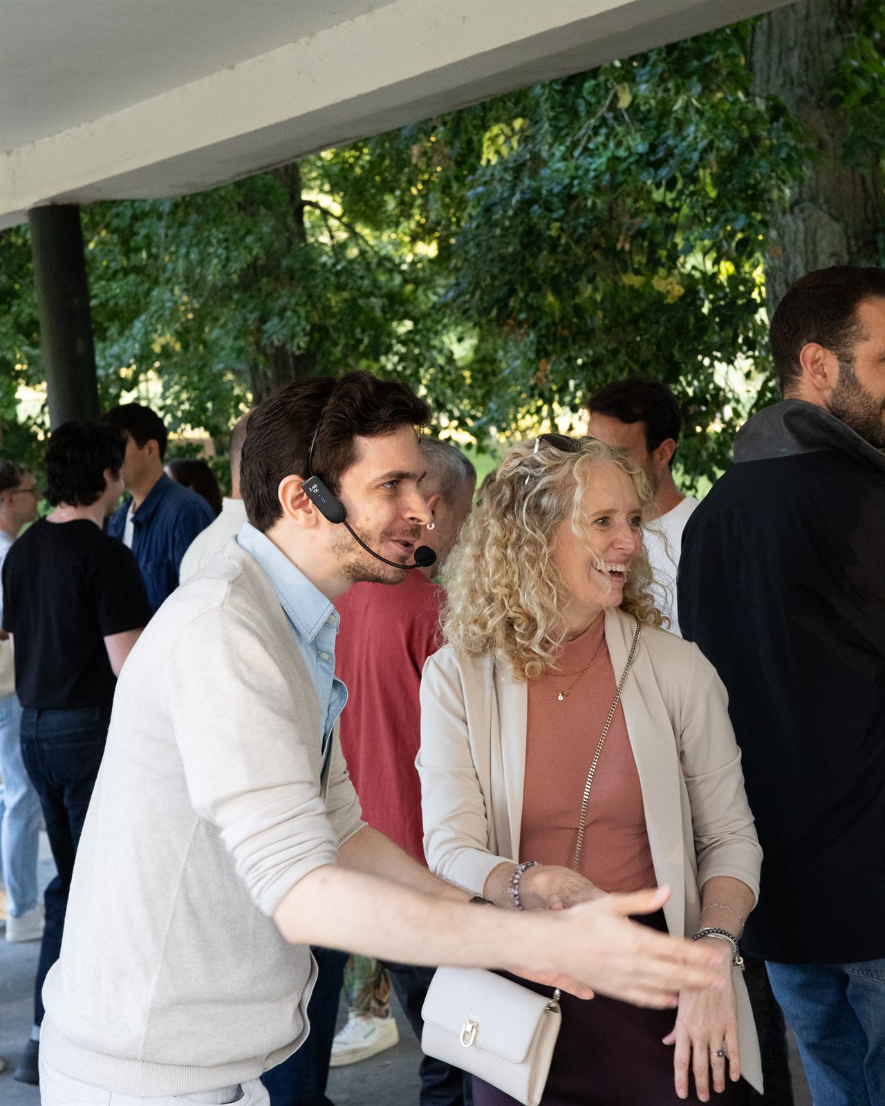 Cours de bachata en plein air, couples en mouvement