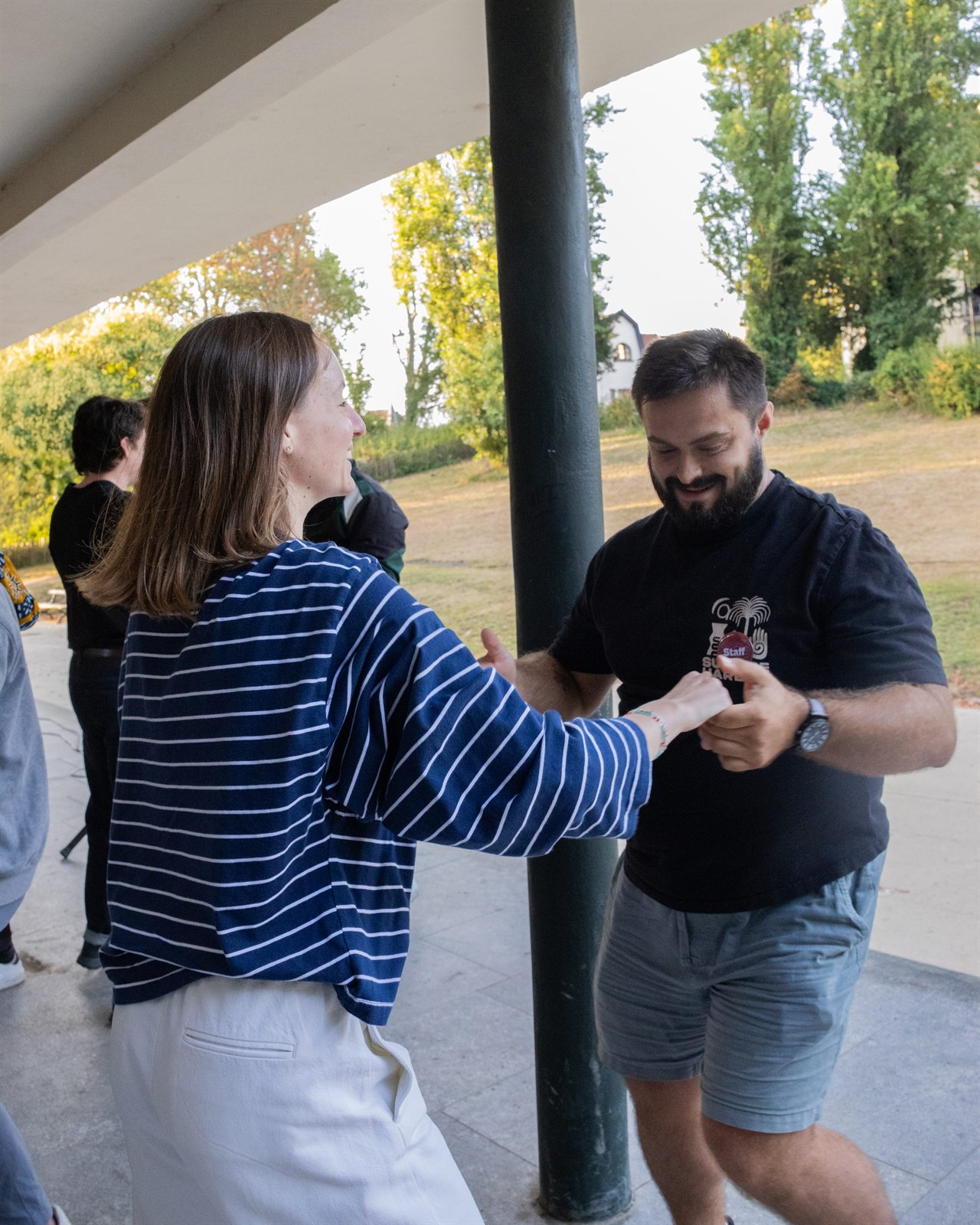 Cours de bachata en plein air, couples en mouvement