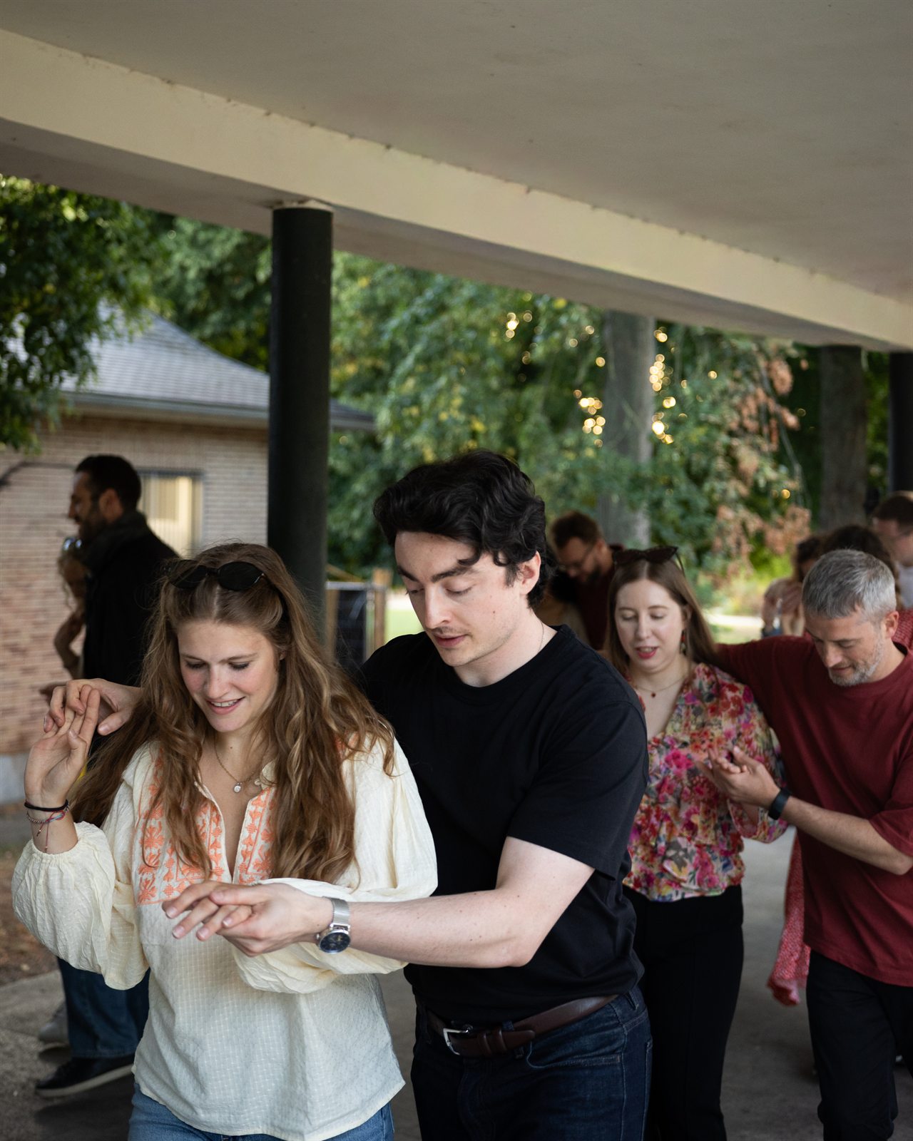 Cours de bachata en plein air, couples en mouvement