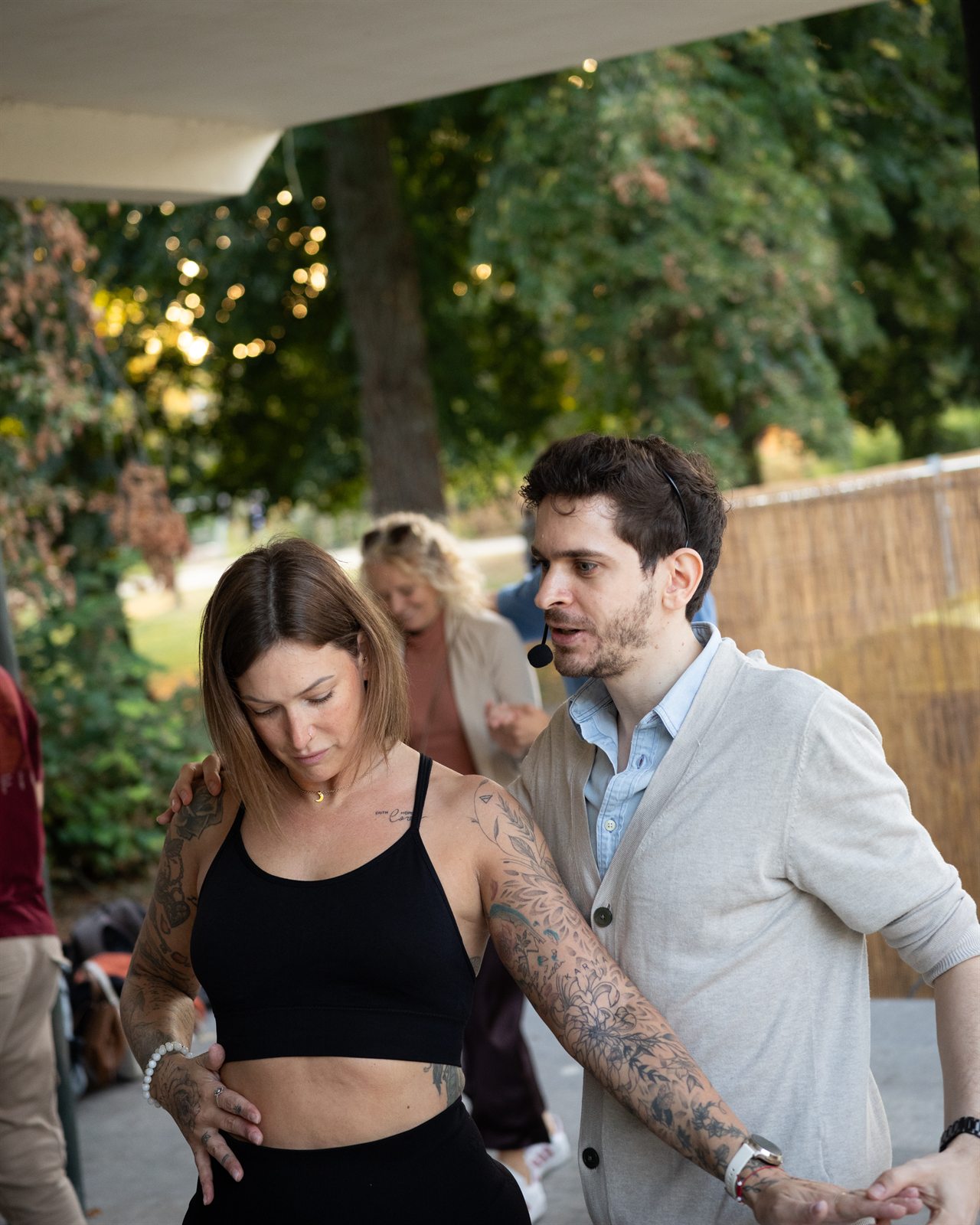 Cours de bachata en plein air, couples en mouvement
