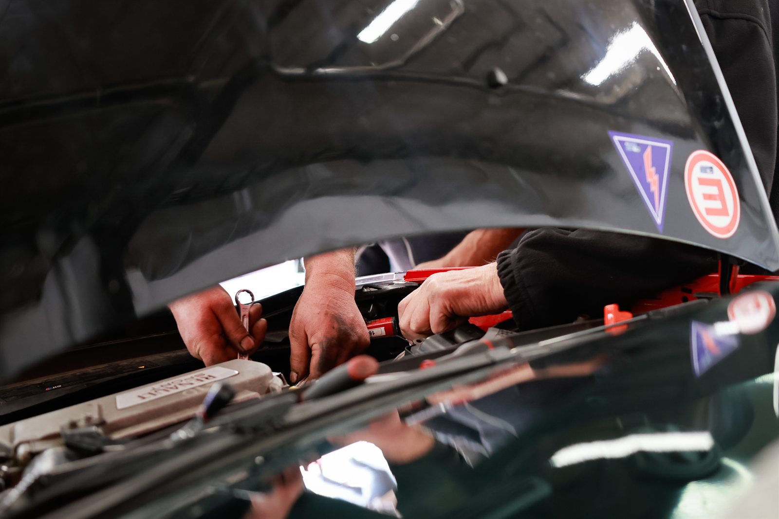 Paddock de Zolder, mecaniciens au travail et moments entre equipiers