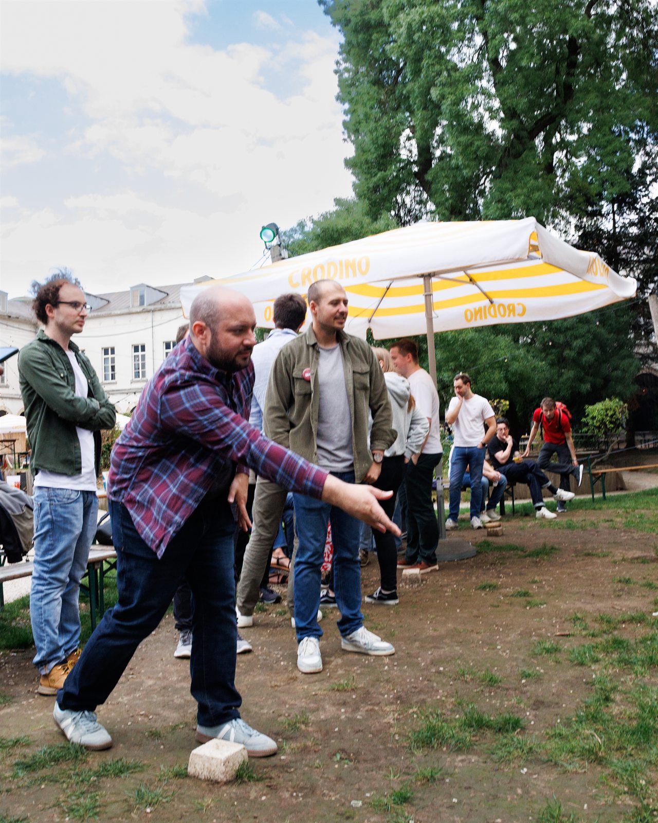 Partie de molkky, joueurs et spectateurs