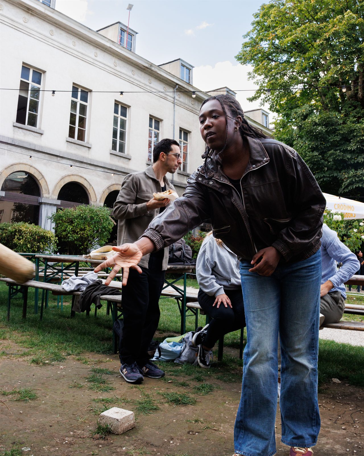 Partie de molkky, joueurs et spectateurs