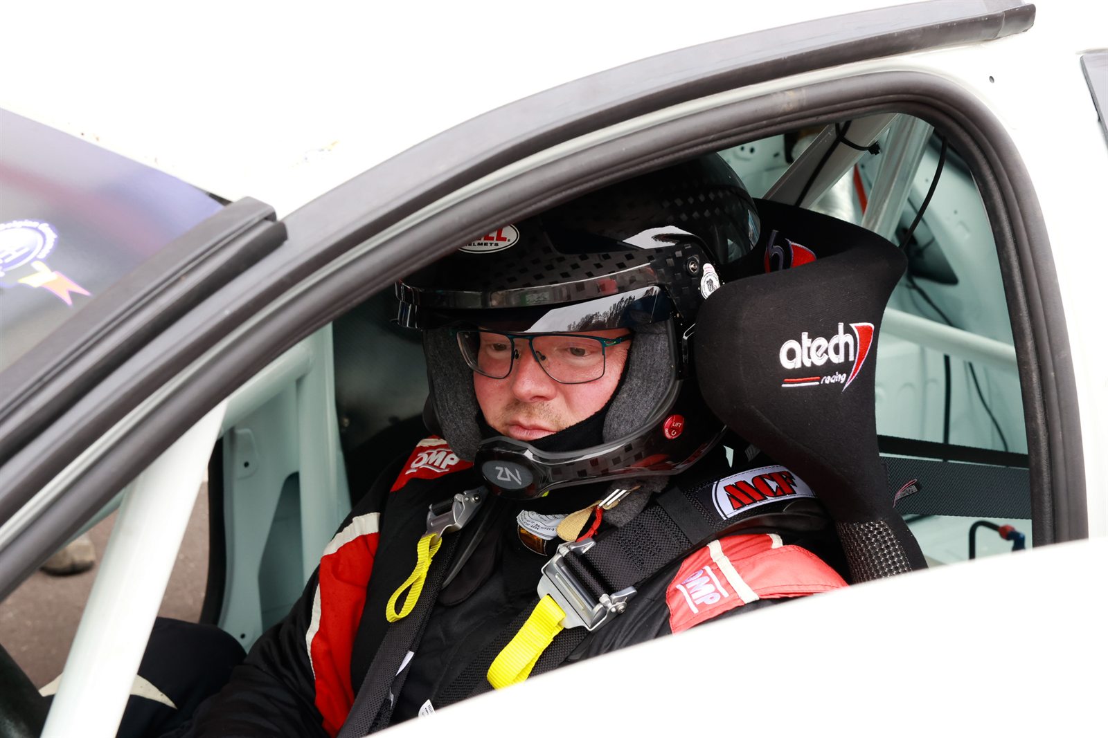 Paddock de Zolder, mecaniciens au travail et moments entre equipiers