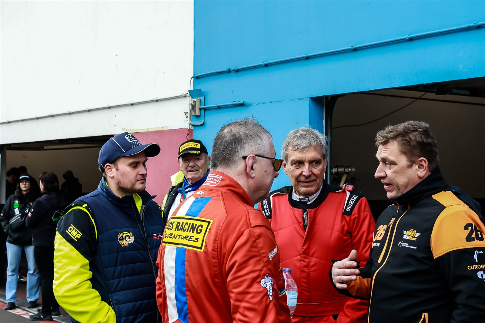 Paddock de Zolder, mecaniciens au travail et moments entre equipiers