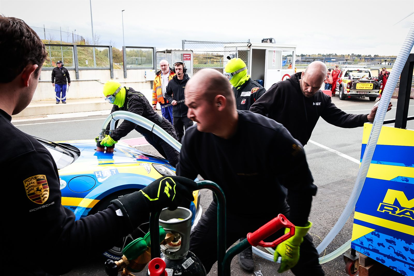 Paddock de Zolder, mecaniciens au travail et moments entre equipiers