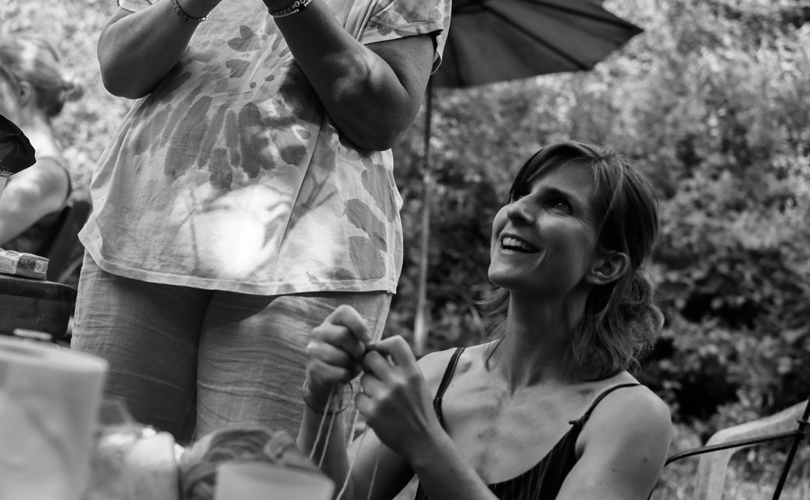 Un jour de fete au jardin, convives et vie de table