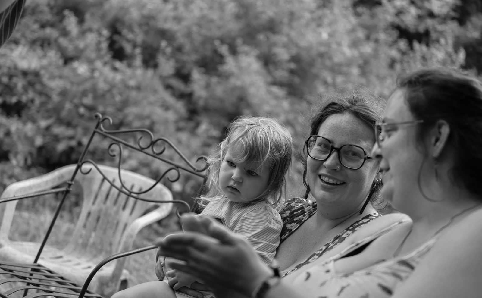 Un jour de fete au jardin, convives et vie de table