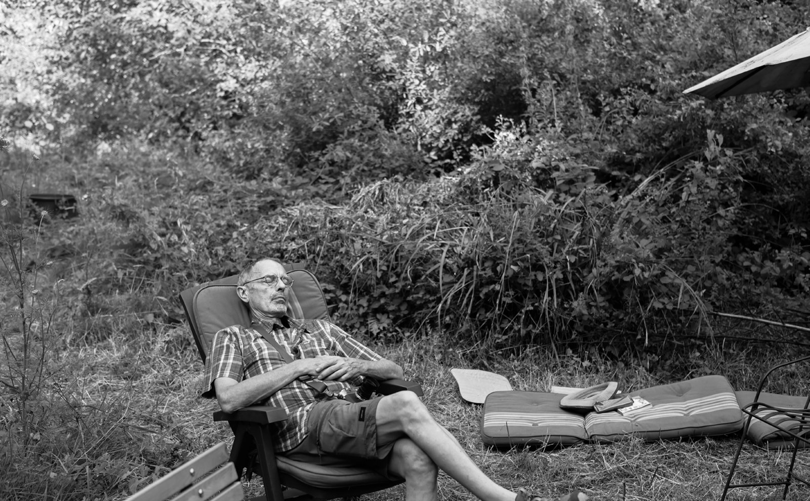 Un jour de fete au jardin, un monsieur endormi dans sa chaise longue