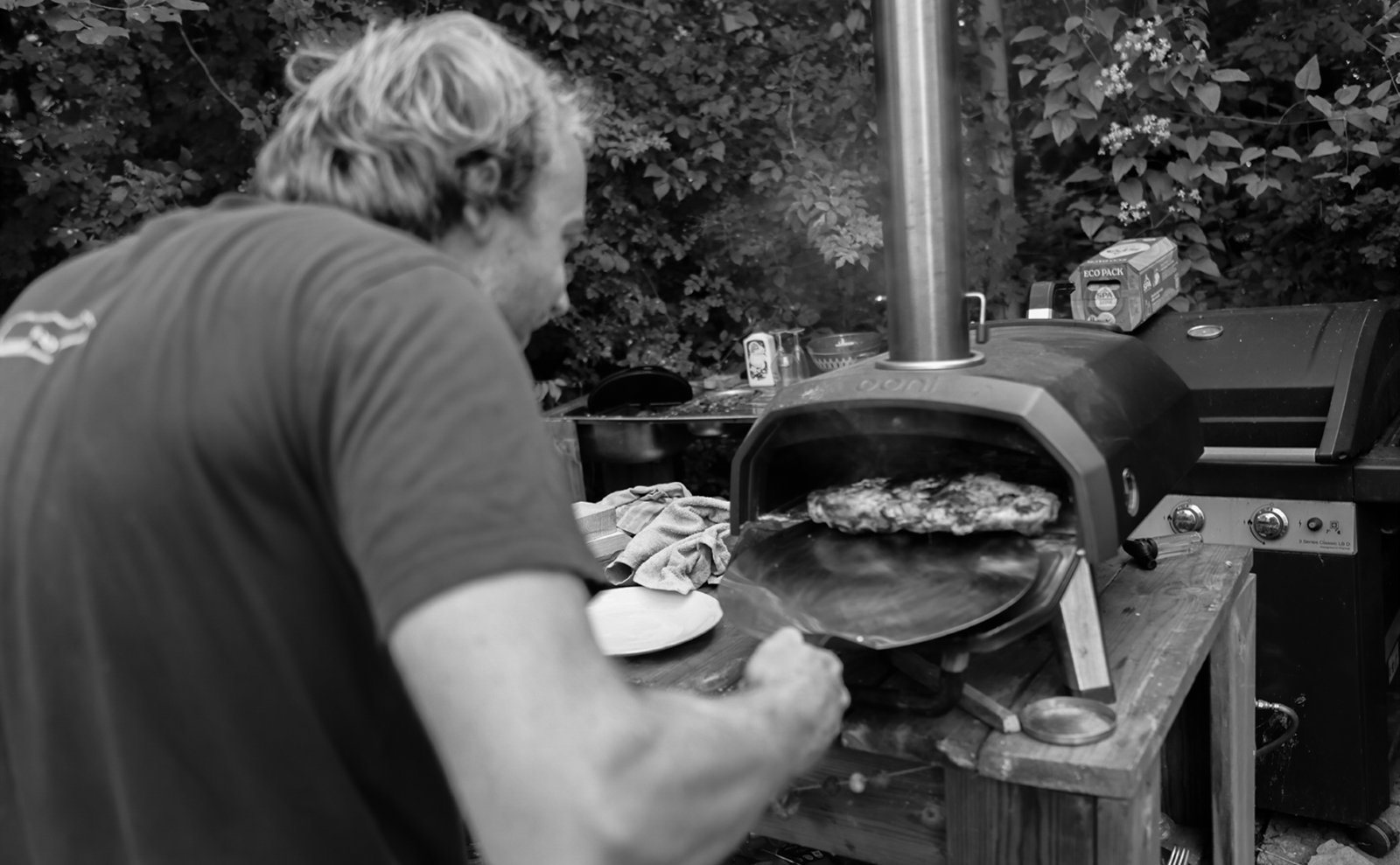 Un jour de fete au jardin, un ami enfourne une pizza