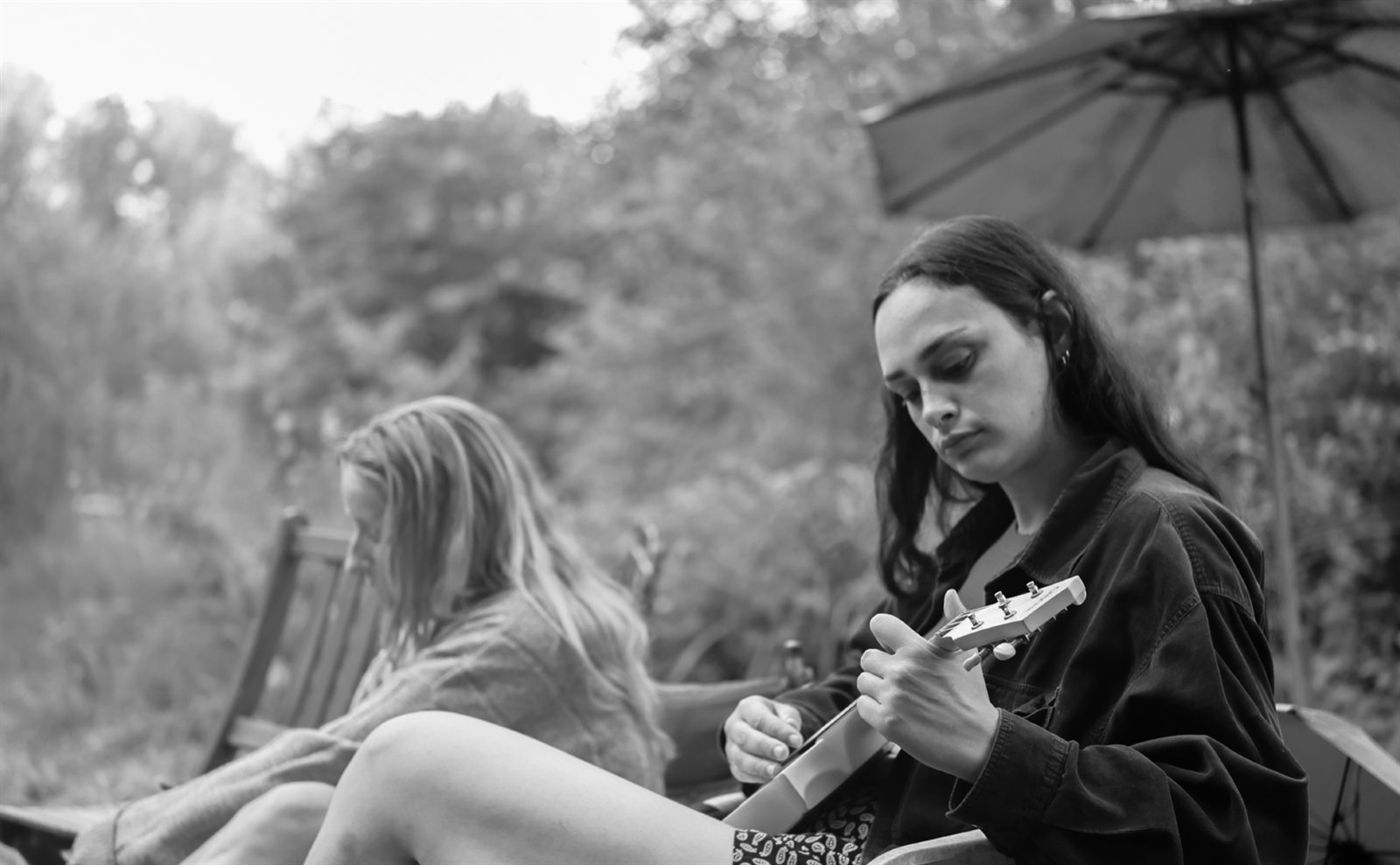 Un jour de fete au jardin, convives et vie de table