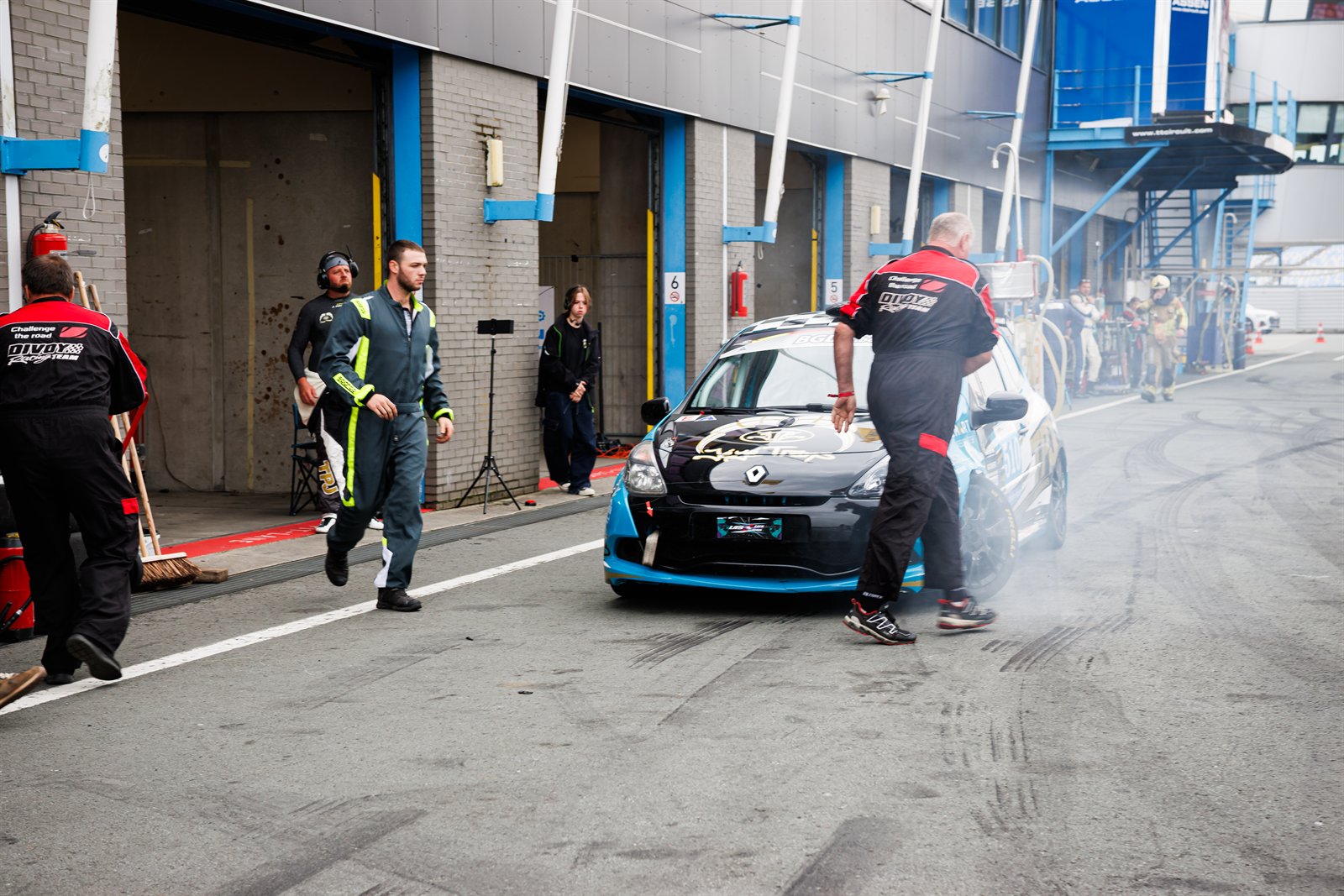 TT Circuit Assen, voiture qui fume en entrant au stand