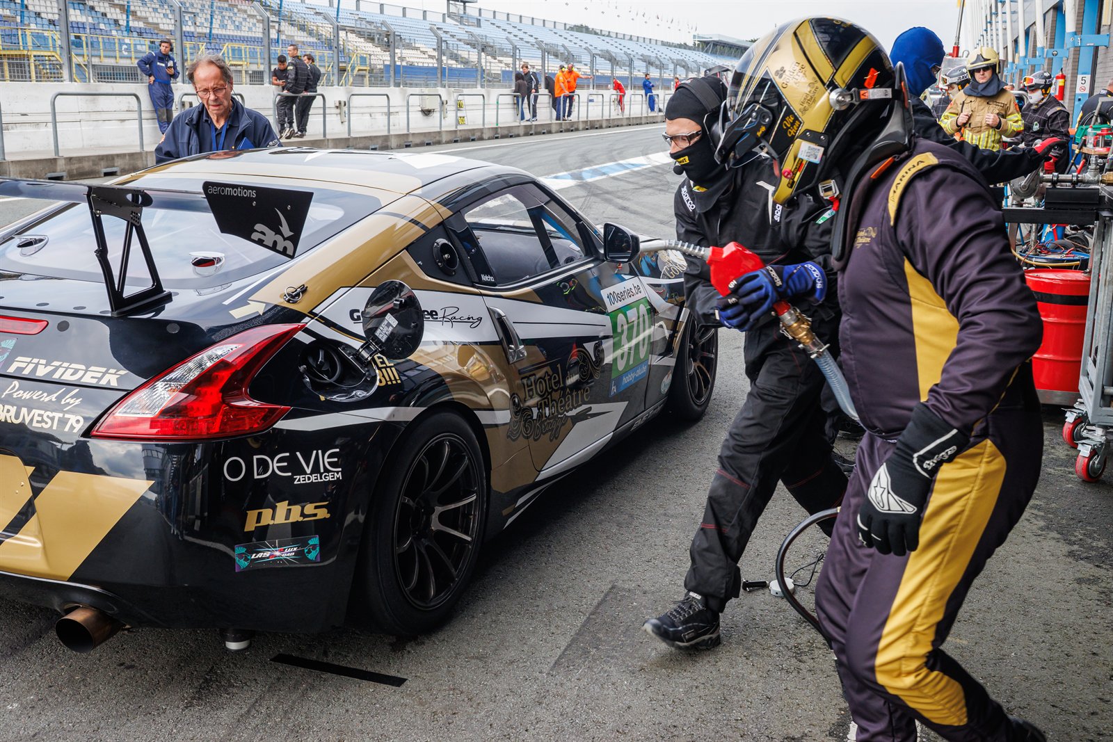 TT Circuit Assen, arret au stand de la Nissan noir et or