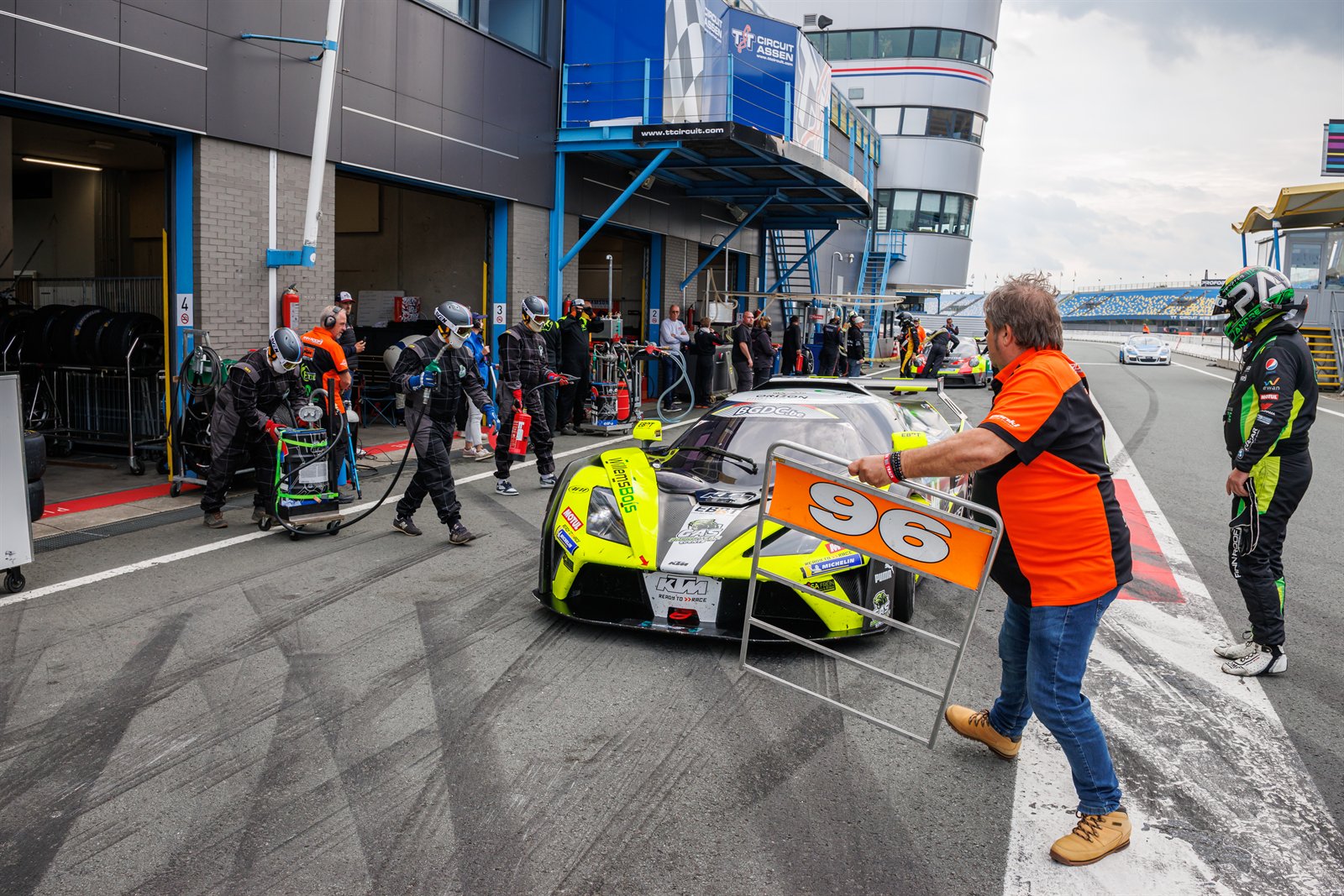 TT Circuit Assen, panneau de stand et voiture qui arrive