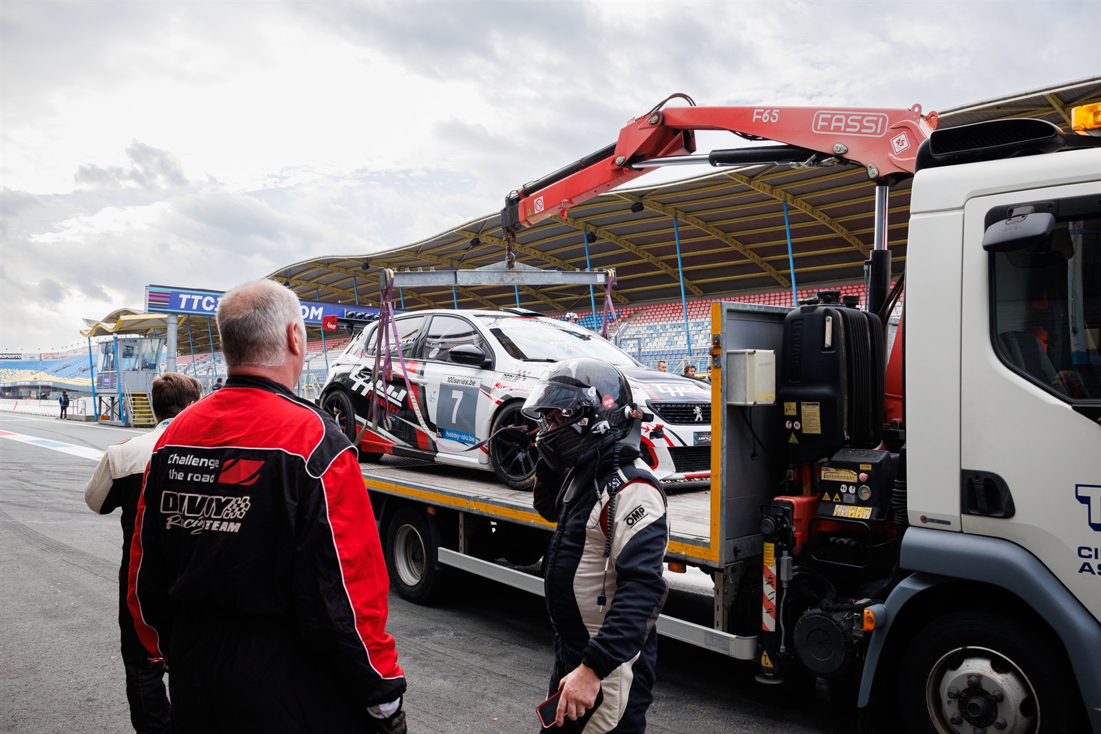 TT Circuit Assen, voiture accidentee ramenee au stand sur la depanneuse