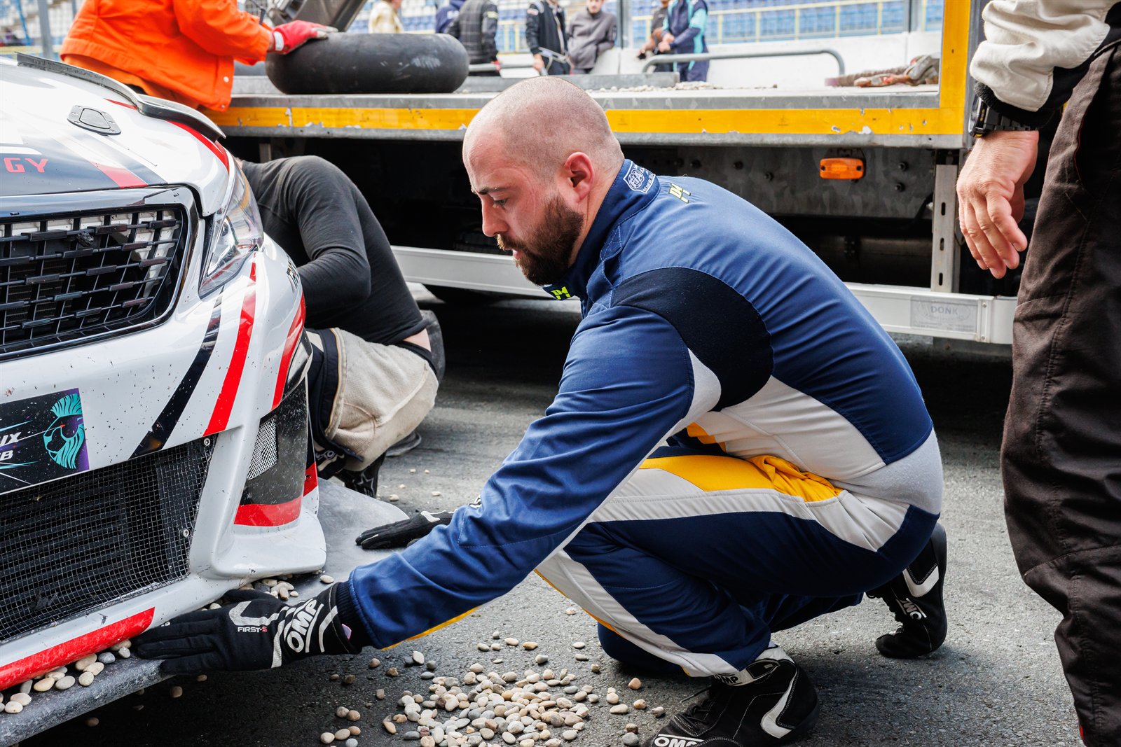 TT Circuit Assen, graviers ramasses sous une voiture apres une sortie de piste