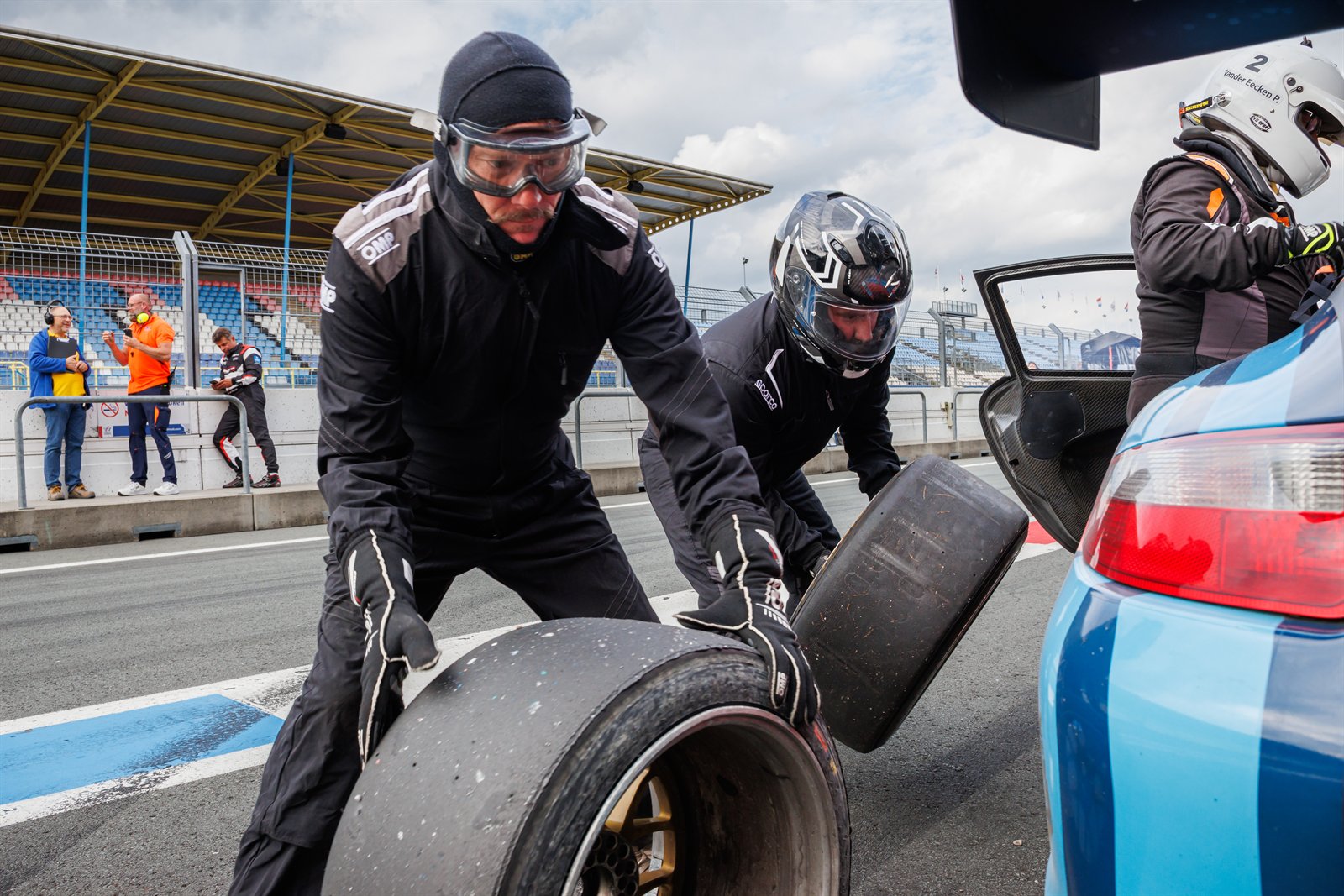 TT Circuit Assen, changement de pneus dans la voie des stands