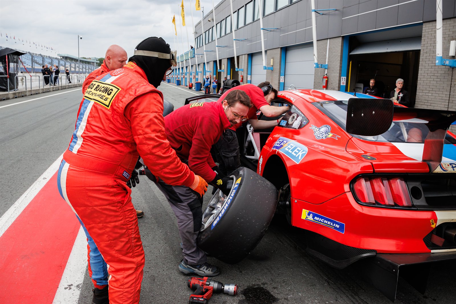 TT Circuit Assen, changement de roue sur la Mustang
