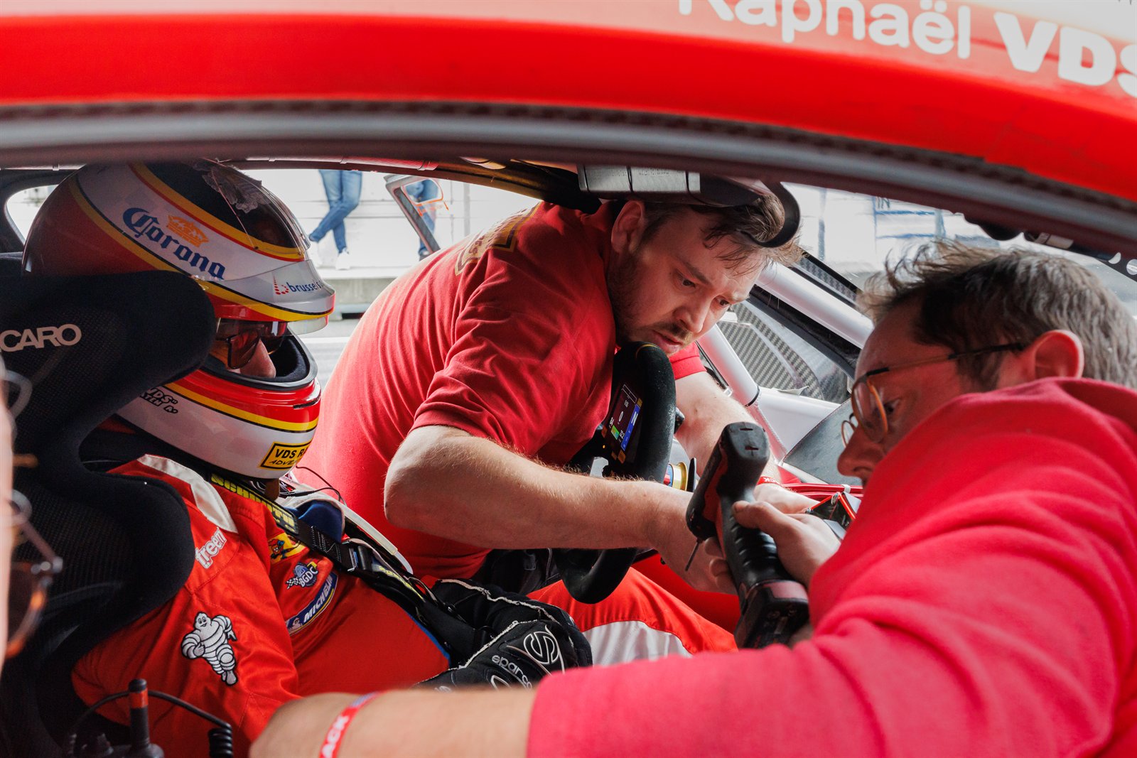 TT Circuit Assen, mecaniciens qui sanglent le pilote dans l'habitacle