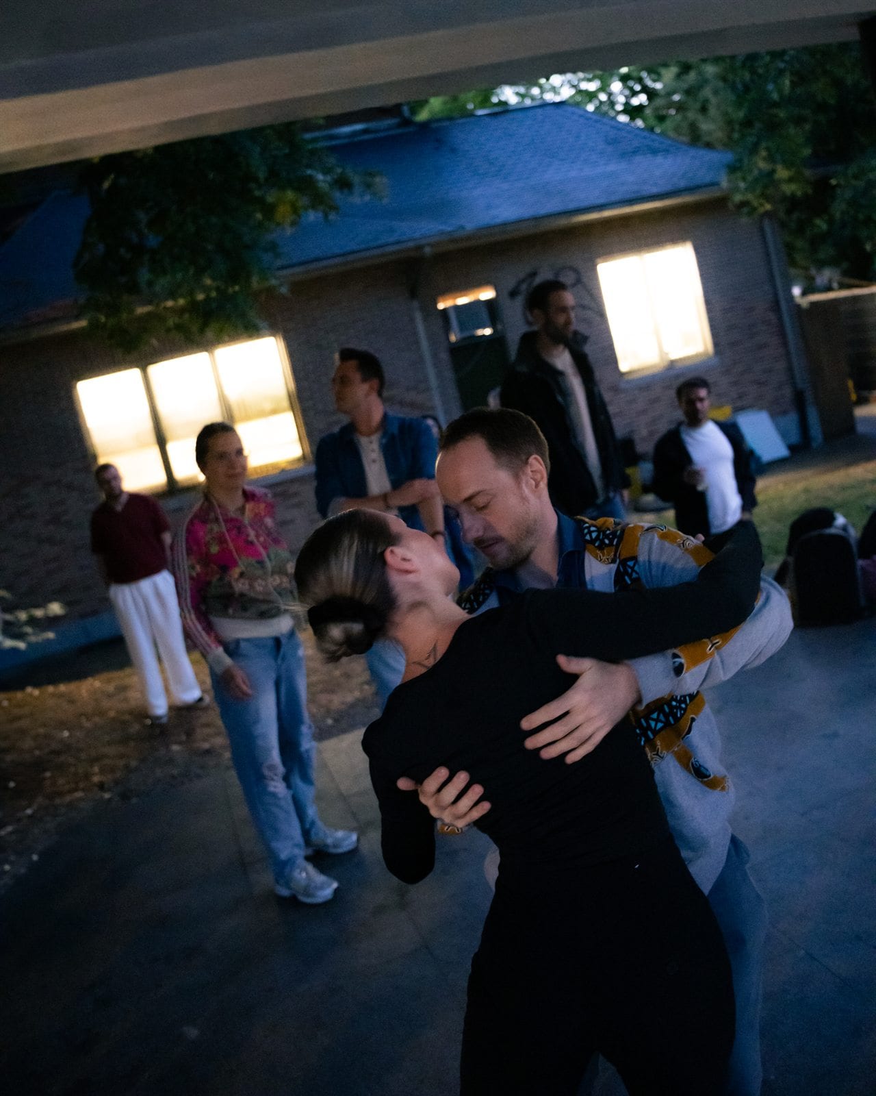 Cours de bachata en plein air, couples en mouvement
