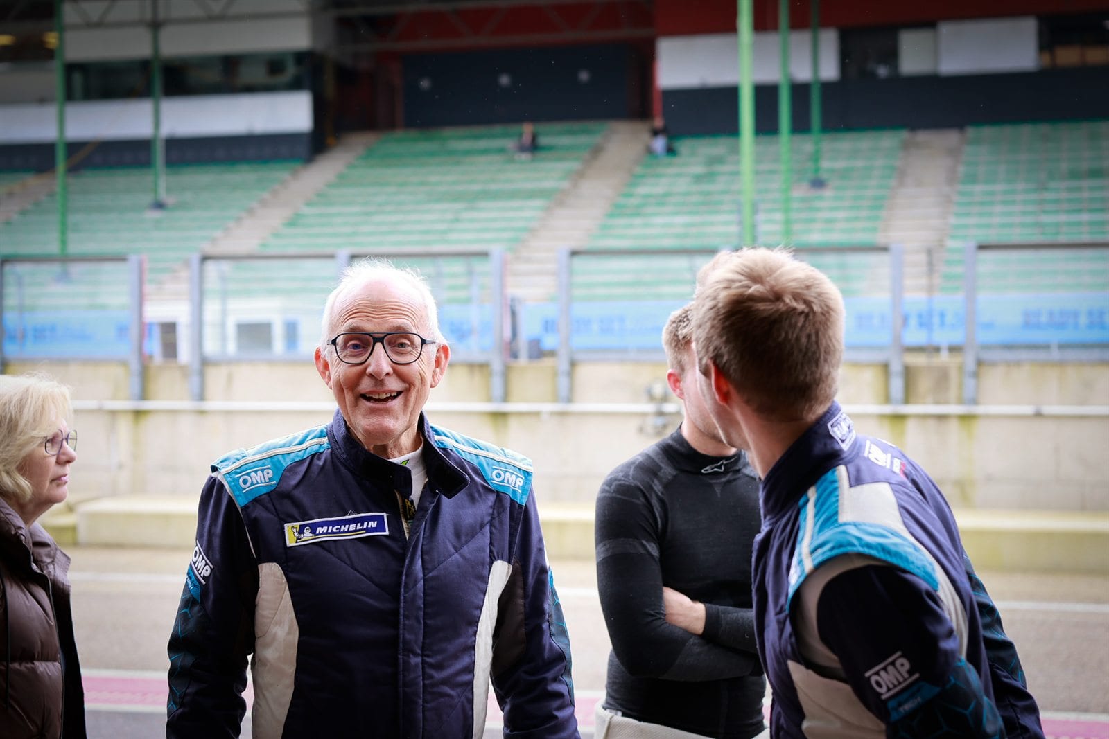 Paddock de Zolder, mecaniciens au travail et moments entre equipiers