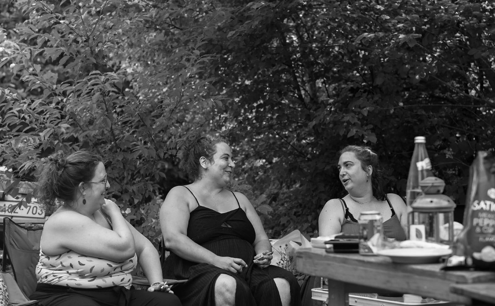 Un jour de fete au jardin, trois amies qui discutent a table