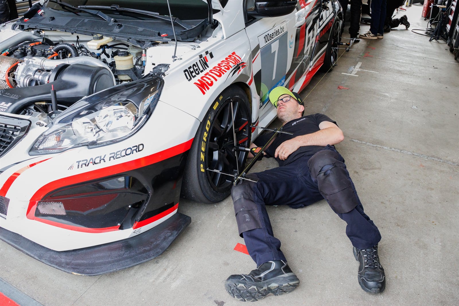 TT Circuit Assen, qualifications, mecanicien allonge contre la voiture