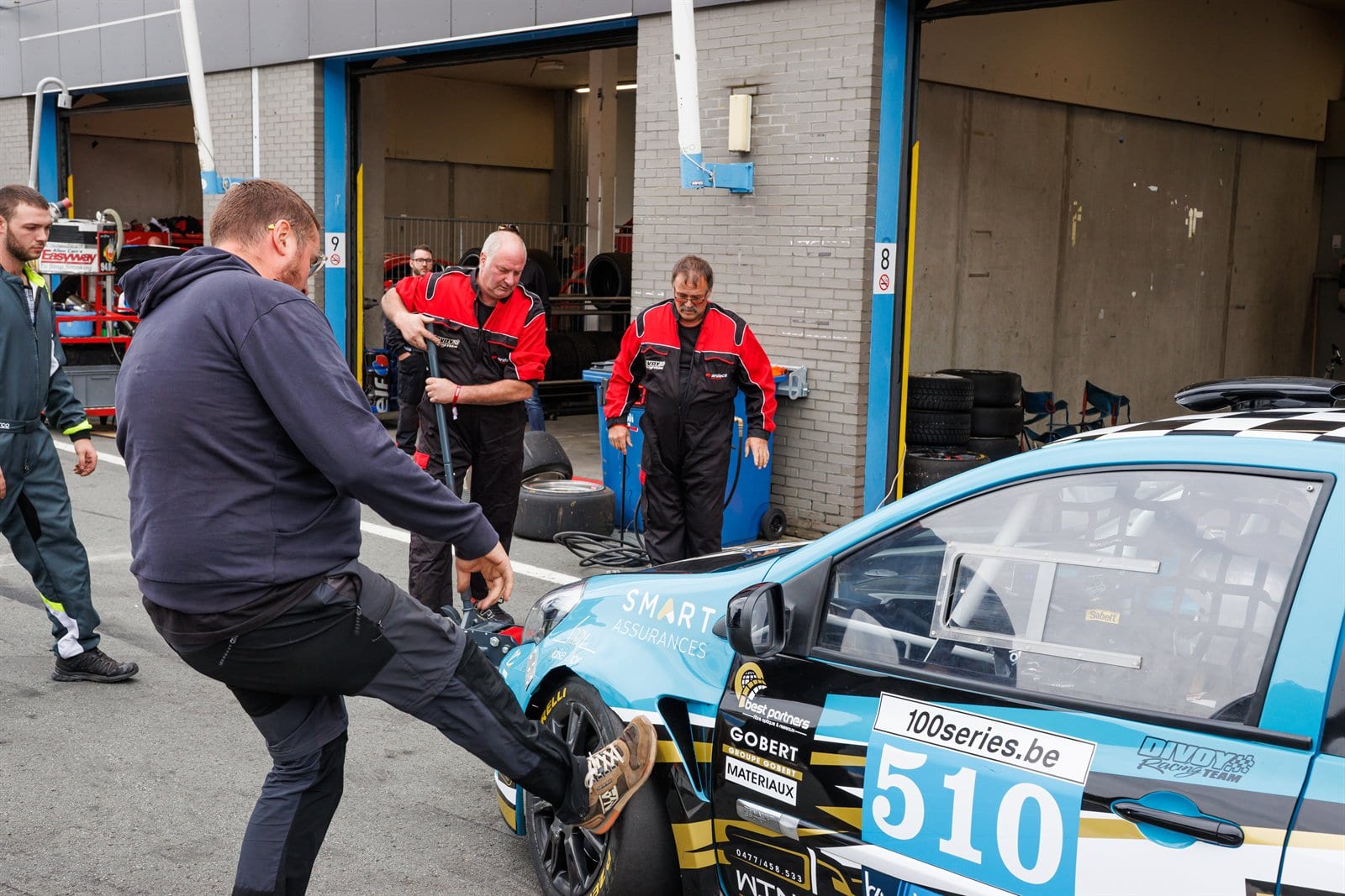 TT Circuit Assen, mecanicien qui donne un coup de pied dans la voiture 510