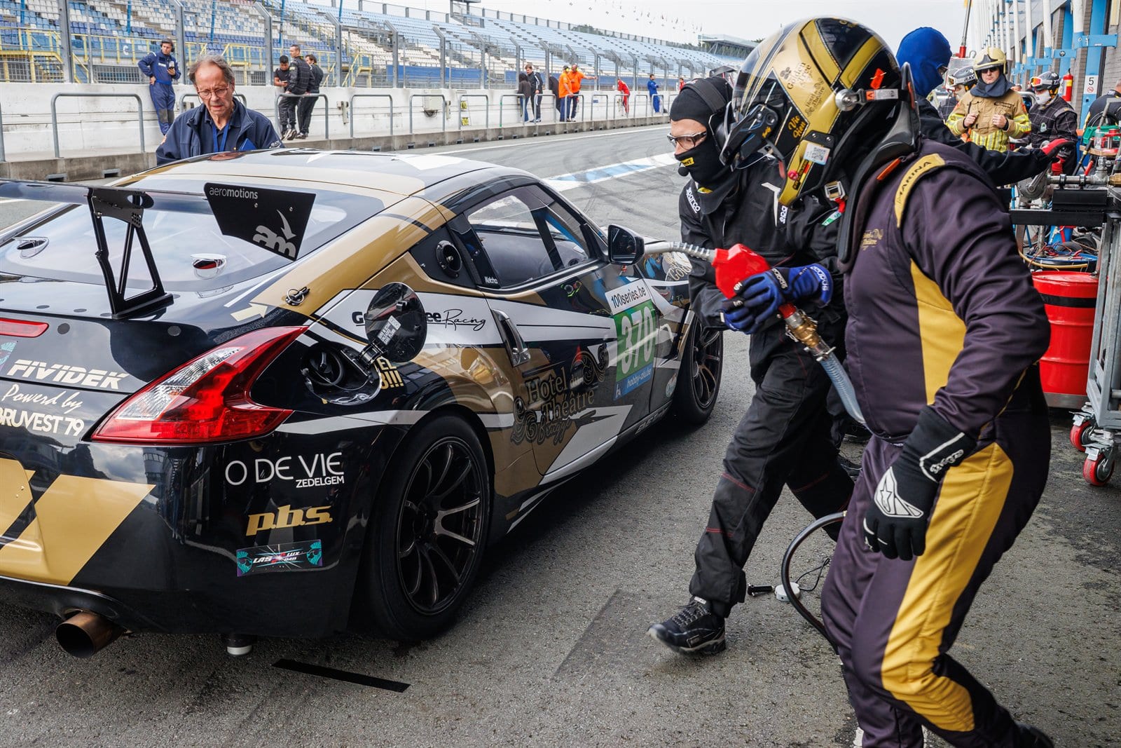 TT Circuit Assen, arret au stand de la Nissan noir et or